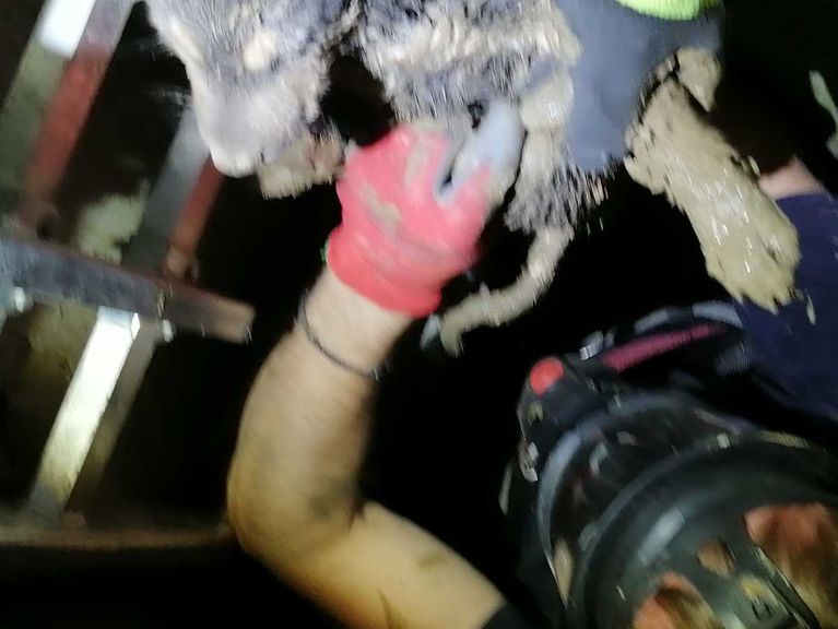 Doi câini salvați dintr-o fântână de pompierii din Flămânzi