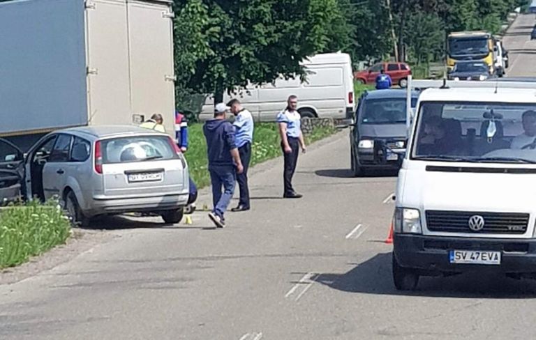 Femeie la spital după impactul dintre două maşini