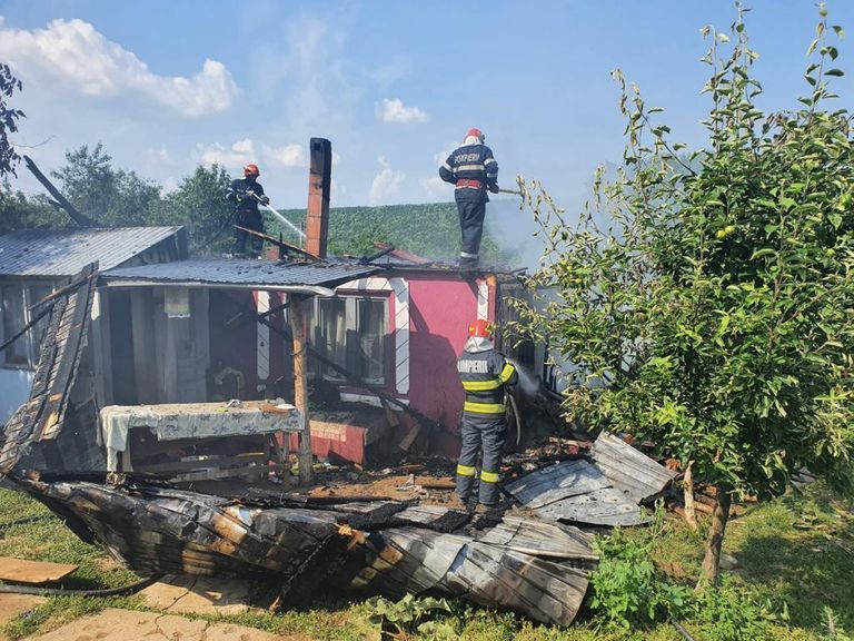 Incendiu la Flămânzi. Un pompier aflat în timpul liber a intervenit