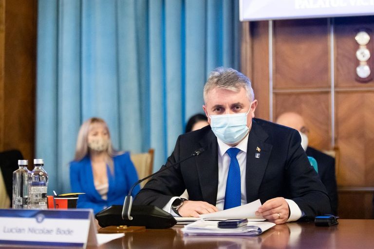 Doi foști polițiști au trecut în corpul ofițerilor, prin ordin al ministrului Lucian Bode