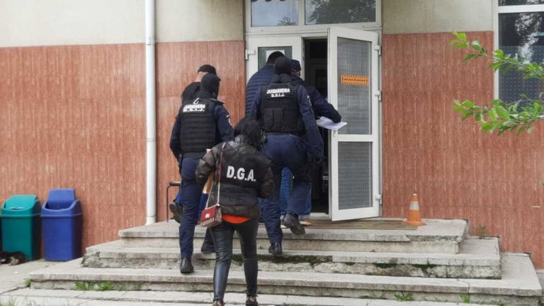 Opt suspecți reținuți în dosarul „Șpagă la Poliția Rutieră” vor ajunge în fața judecătorilor