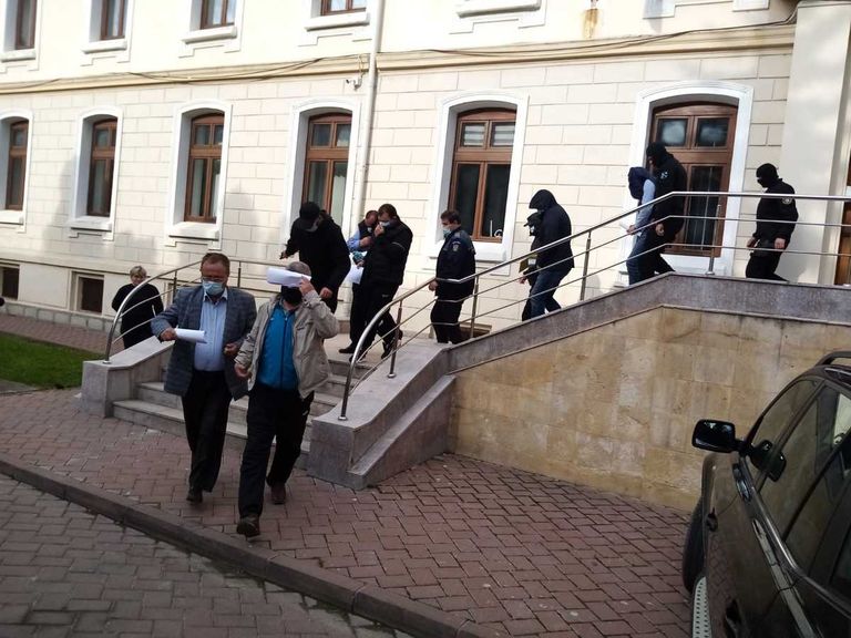 Curtea de Apel Suceava a amânat decizia în cazul polițiștilor arestați pentru luare de mită
