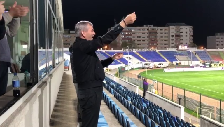 Una din ultimele ocazii (sperăm) ale finanțatorului FC Botoșani să aplaude fotbaliștii singur pe stadion. De acum poate ne lasă și pe noi.