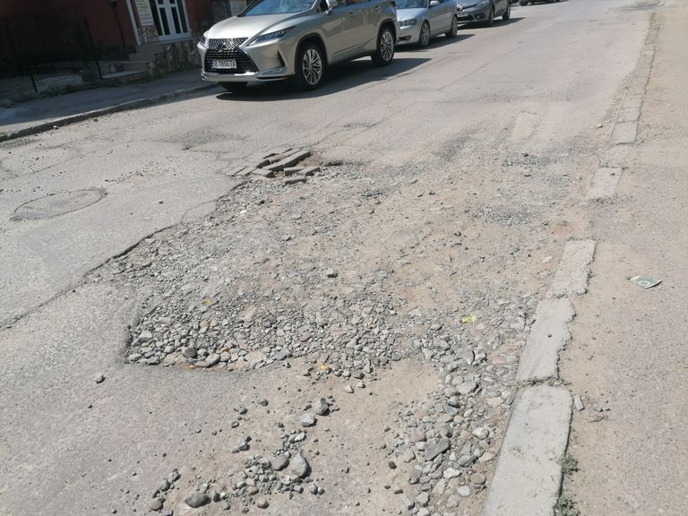 Nova Apaserv are la dispoziţie câteva zile pentru a asfalta gropile din oraş