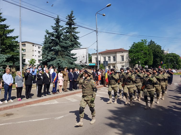 Militarii vor defila prin centrul municipiului, de Ziua Drapelului Național. Se anunță restricții de circulație