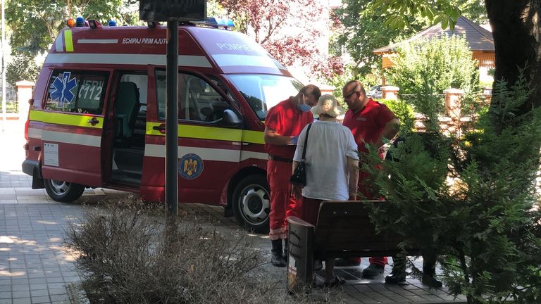 Octogenară leșinată din cauza căldurii (video)