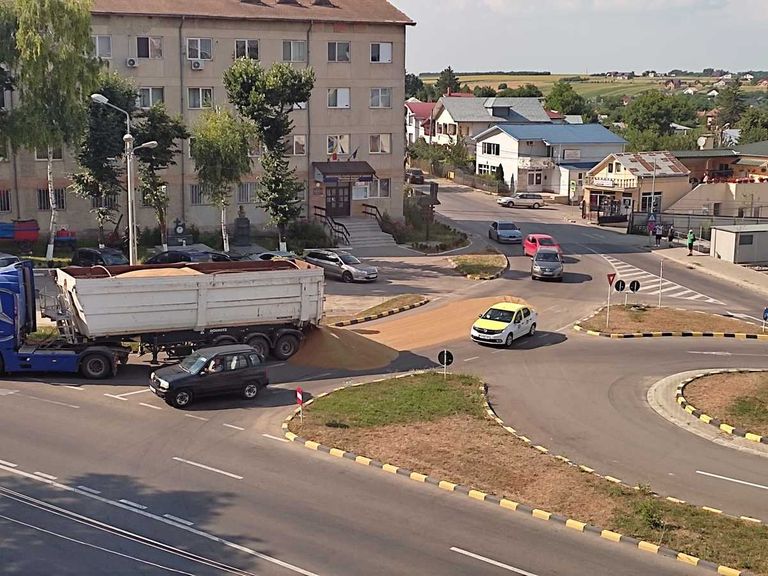 Grâu pierdut în intersecţia de la ISU (video)