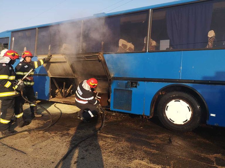 Un autocar plin cu copii a luat foc din mers