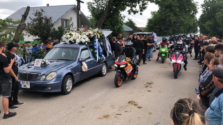 Mare de lacrimi la căpătâiul tânărului decedat în accident de motocicletă (video)