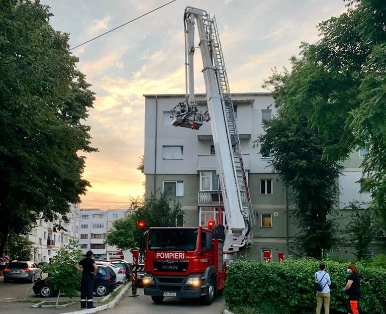 Descoperire macabră într-un bloc din oraş (video)