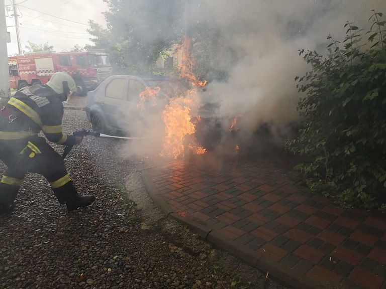 Autoturism în flăcări pe o stradă din Dorohoi