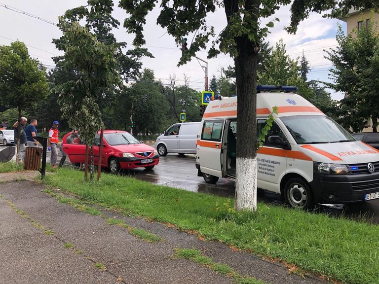 Tânără accidentată pe trecerea de pietoni (video)
