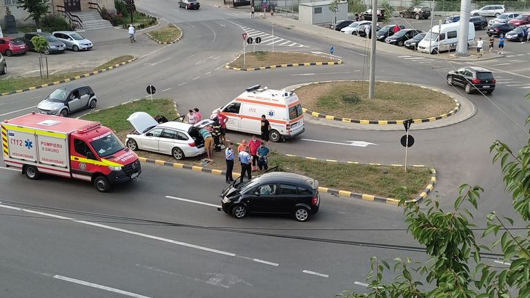 Colonel de la pompieri implicat într-un accident chiar în faţa ISU (video)
