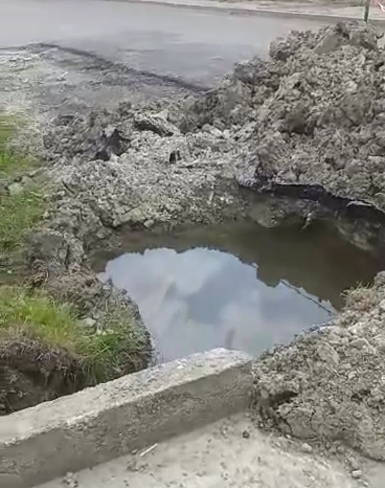 Localnici disperaţi de gropile făcute de Nova Apaserv la Răchiţi (video)