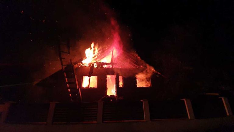 Imagini apocaliptice cu locuința cuprinsă de flăcări. Casă transformată într-o torță uriașă  (VIDEO)