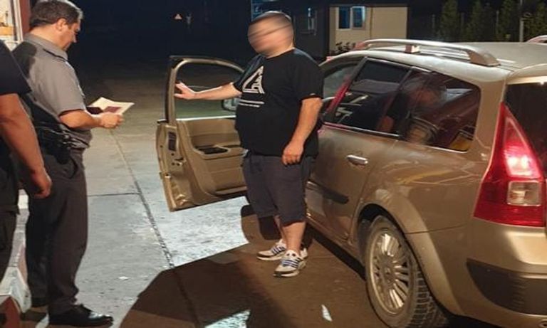 Depistat în timp ce încerca să transporte în Franța trei documente de identitate românești false