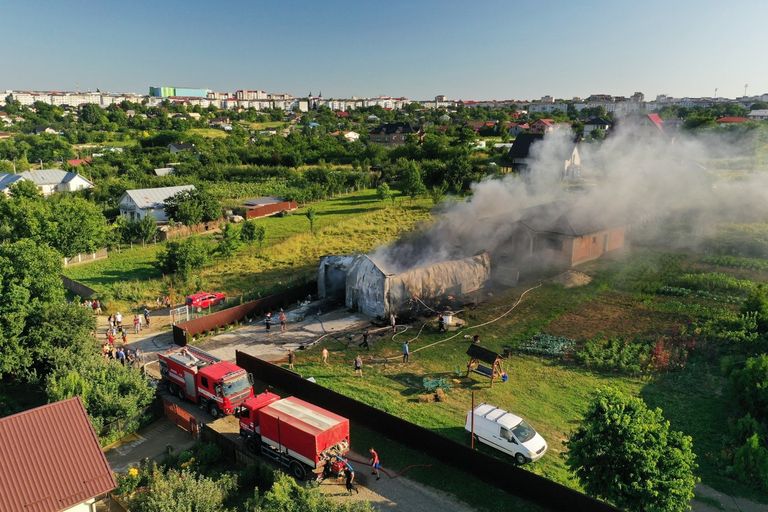 Incendiu devastator. Patru mașini mistuite de flăcări din cauza unui scurtcircuit (VIDEO)