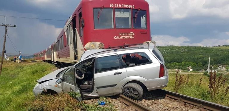 Maşină lovită în plin de trenul Dorohoi-Iaşi