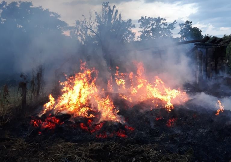 Un gospodar și-a incendiat depozitul de furaje. A fost nevoie de intervenția pompierilor