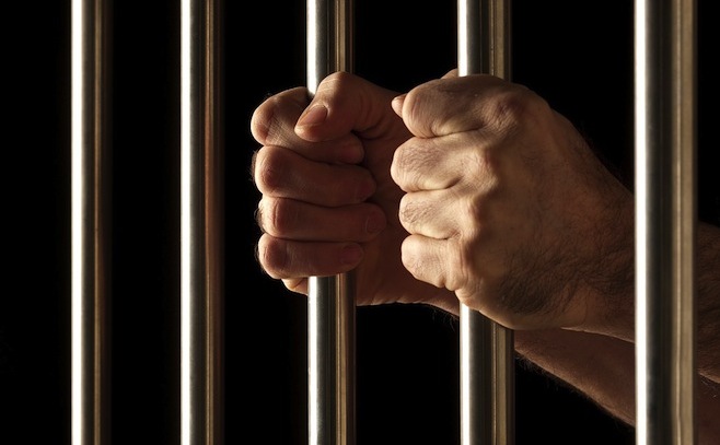 Tineri condamnaţi la închisoare, escortaţi de poliţişti la penitenciar