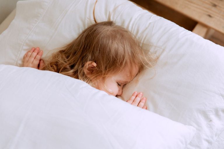 Care sunt cele mai potrivite materiale pentru lenjeriile de pat copii