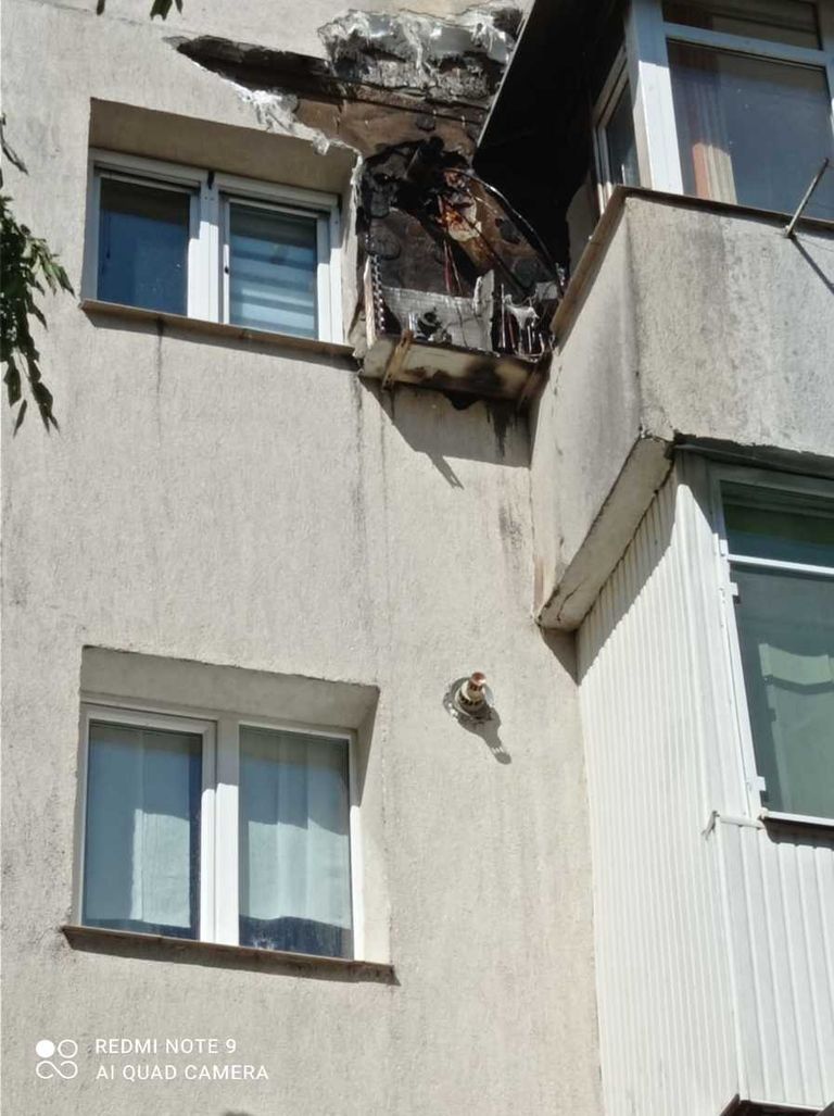 Un aparat de aer condiționat a luat foc. Au intervenit pompierii