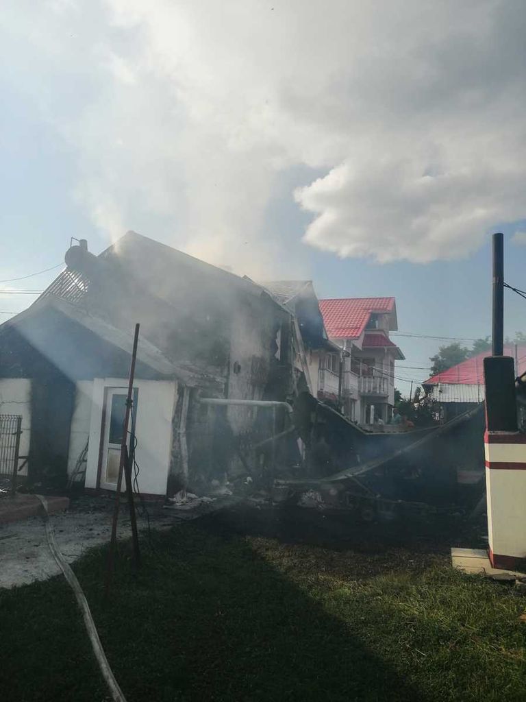 Incendiu devastator în județ. Pompierii au luptat cu flăcările mai bine de patru ore