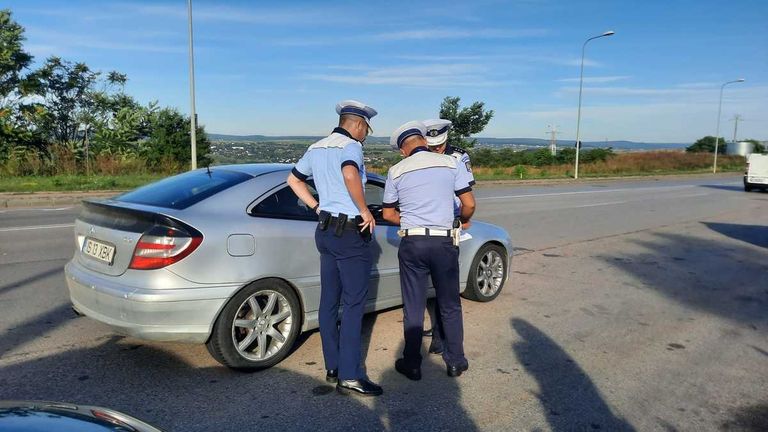 Polițiștii rutieri au ieșit în stradă pentru a preveni accidentele rutiere (video)