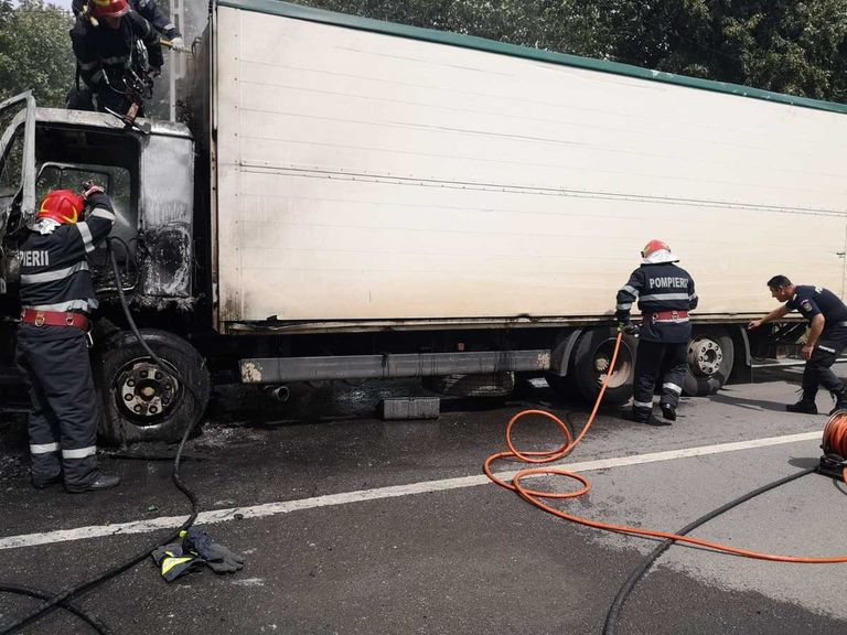Camion în flăcări pe un drum din județ. Șoferul a reușit să scape nevătămat