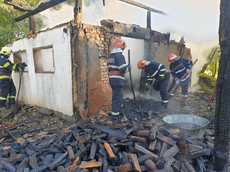 Incendiu devastator. Anexă mistuită de flăcări