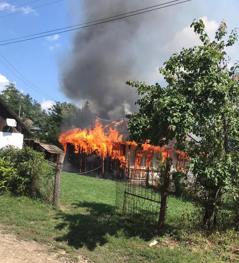 Ceartă incendiară la Cordăreni. Casă cuprinsă de flăcări (VIDEO)
