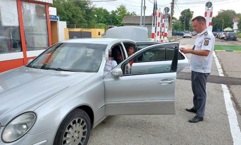 Preschimbare de permis cu bucluc. Fals descoperit la trecerea frontierei