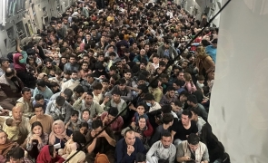Disperare în Kabul: Peste 600 de oameni înghesuiți în avionul american care pleacă în SUA