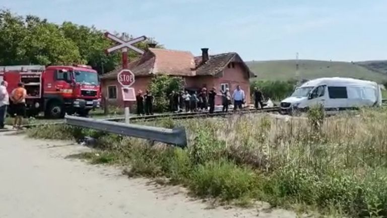 Planul roșu activat după ce un microbuz de Botoșani a fost lovit de tren (video)