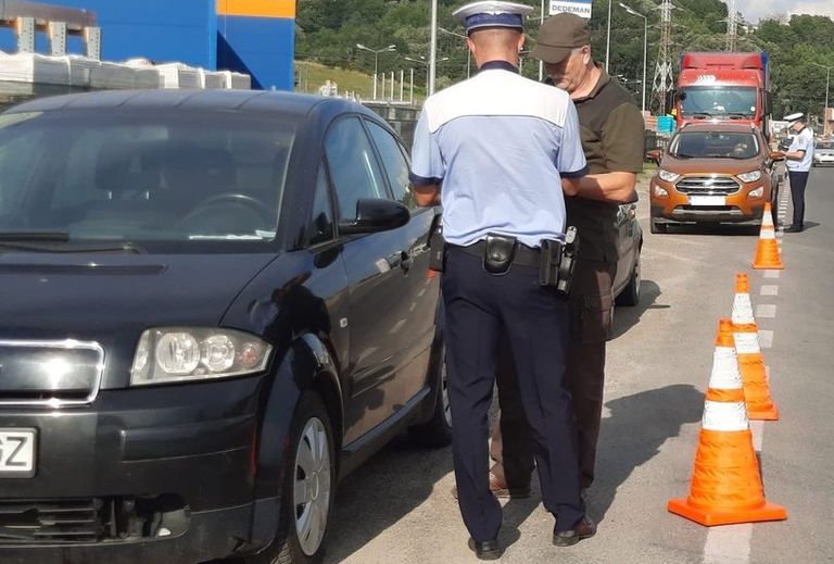 Sute de mașini oprite în trafic, în cadrul unei acțiuni de amploare. Zmeu al șoselelor taxat de polițiștii rutieri