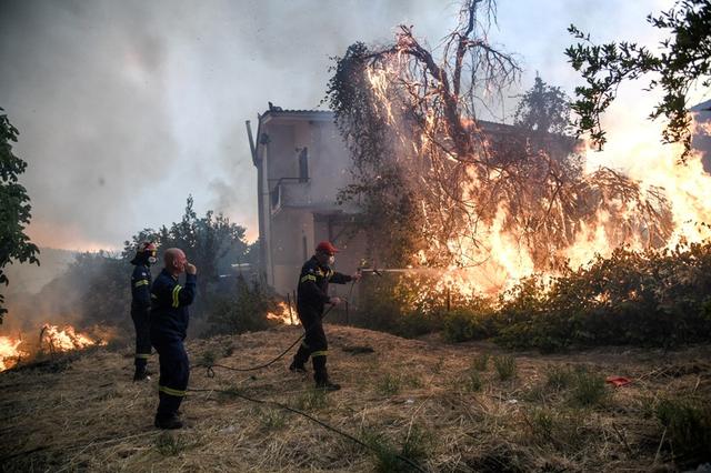 Peste 2.000 de persoane au fost evacuate din calea incendiilor de pe insula greacă Evia