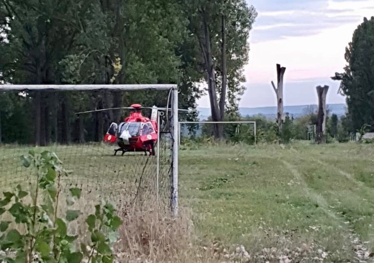 Tânăr preluat de elicopter după ce a căzut cu capul de o piatră (video)