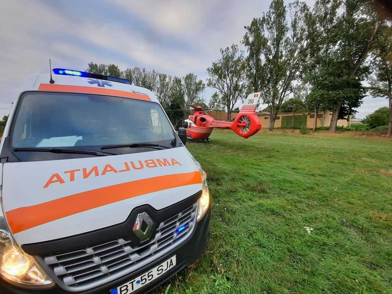 Bărbat trimis cu elicopterul la Iași după o cădere de pe schelă (video)