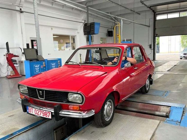 Vehicule istorice pe drumurile din județ. Mașini de o jumătate de secol transformate în opere de artă