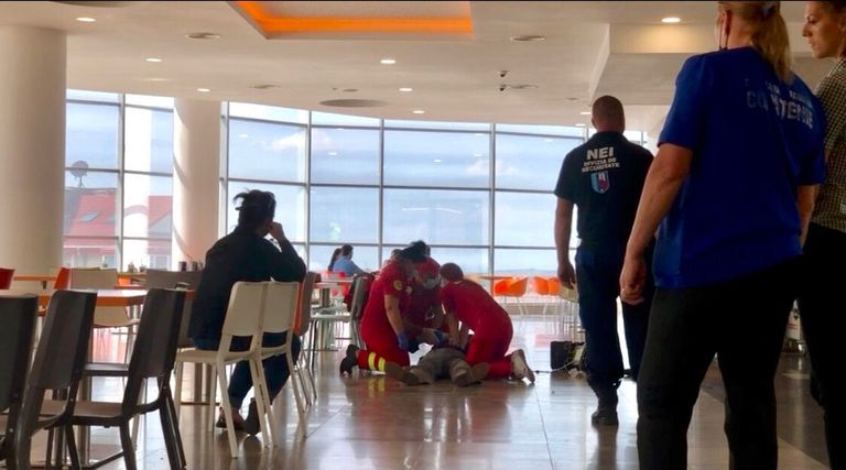 Clipe de groază la mall: un bătrân a murit sub ochii a zeci de curioși care filmau (video)