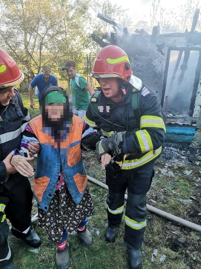 Bătrână scăpată cu viață din bucătăria cuprinsă de flăcări (VIDEO)
