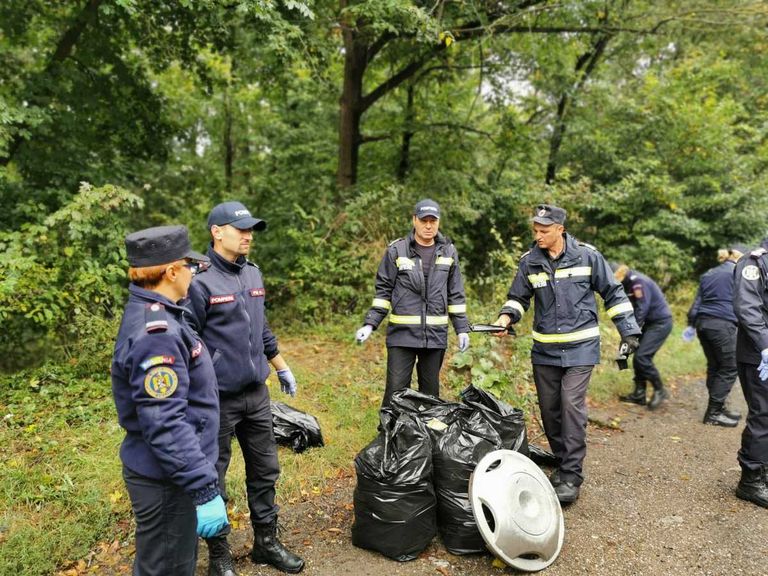 Pompierii și jandarmii botoșăneni au participat și ei la campania națională de ecologizare
