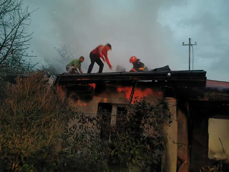 Femeile arse în incendiul de la Leorda sunt în stare critică (video)