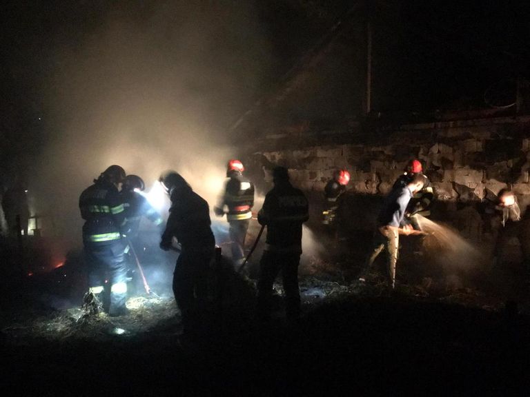 Două gospodării amenințate de flăcări. Pompierii au evitat un dezastru