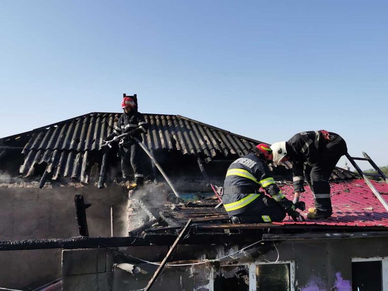Frați salvați dintr-o casă cuprinsă de flăcări