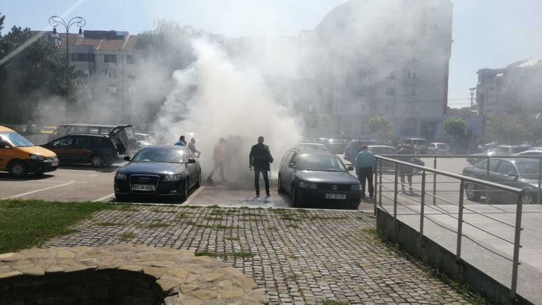 Mașină cuprinsă de flăcări în centrul orașului (FOTO – VIDEO)