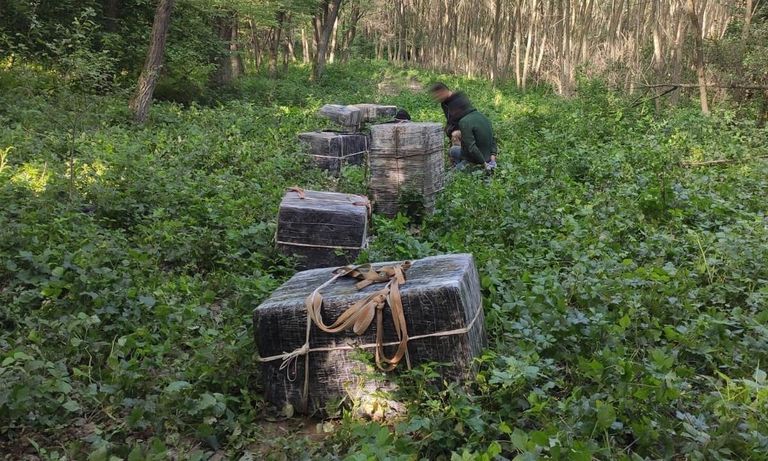 Contrabandiști de țigări reținuți cu focuri de armă, după o urmărire prin pădure