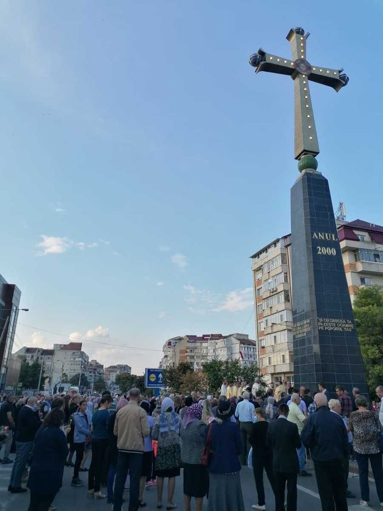 MONITORUL VIDEO: Sute de credincioși participă la slujba oficiată la Monumentul Sfintei Cruci