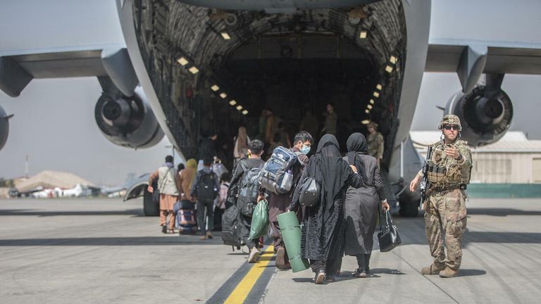 Încă 80 de cetățeni afgani au fost evacuați din Afganistan și urmează să ajungă în România