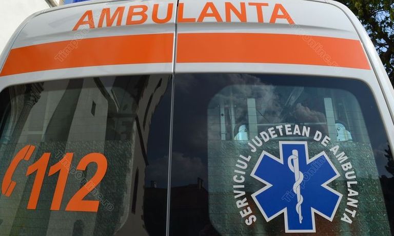 Adolescent ajuns la spital după ce a fost lovit de o maşină